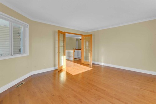 12 Vandoos Villas Nw, Calgary, AB - Indoor Photo Showing Other Room