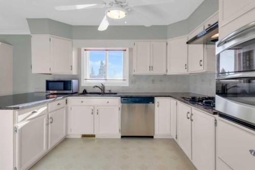 12 Vandoos Villas Nw, Calgary, AB - Indoor Photo Showing Kitchen