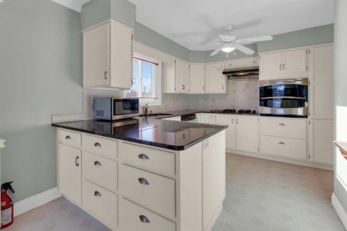 12 Vandoos Villas Nw, Calgary, AB - Indoor Photo Showing Kitchen