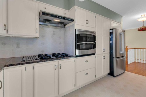 12 Vandoos Villas Nw, Calgary, AB - Indoor Photo Showing Kitchen