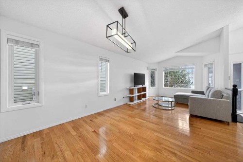 22 Shawinigan Rise Sw, Calgary, AB - Indoor Photo Showing Living Room