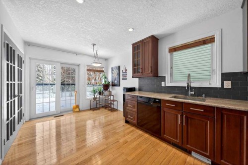 22 Shawinigan Rise Sw, Calgary, AB - Indoor Photo Showing Kitchen