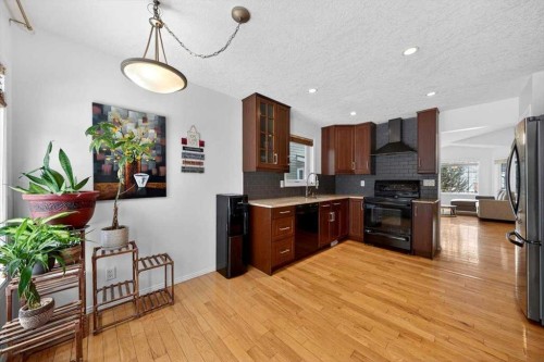 22 Shawinigan Rise Sw, Calgary, AB - Indoor Photo Showing Kitchen