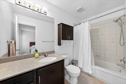 22 Shawinigan Rise Sw, Calgary, AB - Indoor Photo Showing Bathroom