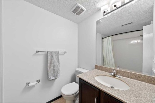 22 Shawinigan Rise Sw, Calgary, AB - Indoor Photo Showing Bathroom