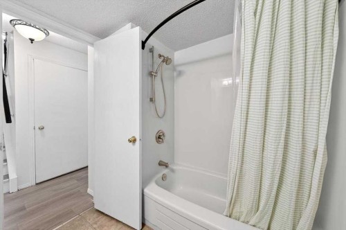 22 Shawinigan Rise Sw, Calgary, AB - Indoor Photo Showing Bathroom