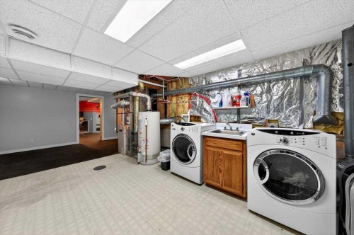 22 Shawinigan Rise Sw, Calgary, AB - Indoor Photo Showing Laundry Room
