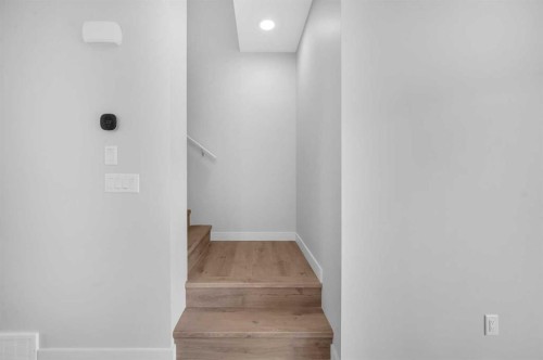 305 Shawnee Square Sw, Calgary, AB - Indoor Photo Showing Other Room