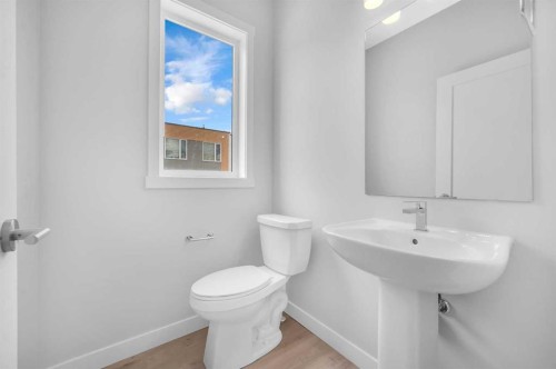 305 Shawnee Square Sw, Calgary, AB - Indoor Photo Showing Bathroom