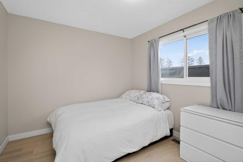 3503 42 Street Ne, Calgary, AB - Indoor Photo Showing Bedroom