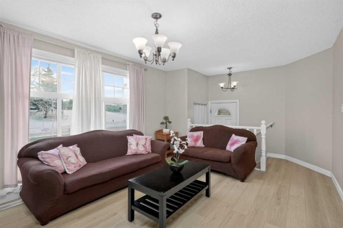 3503 42 Street Ne, Calgary, AB - Indoor Photo Showing Living Room