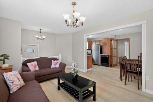 3503 42 Street Ne, Calgary, AB - Indoor Photo Showing Living Room