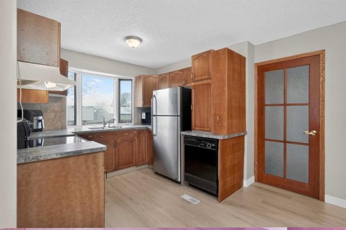 3503 42 Street Ne, Calgary, AB - Indoor Photo Showing Kitchen