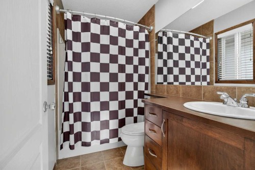 4358 Elgin Avenue Se, Calgary, AB - Indoor Photo Showing Bathroom
