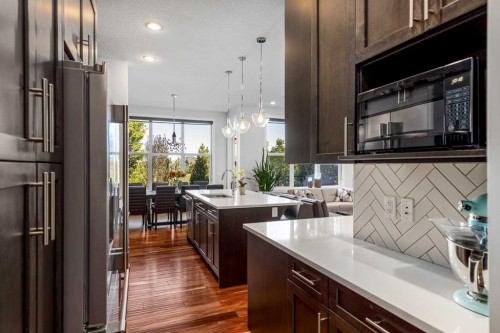 10 Cranbrook Hill Se, Calgary, AB - Indoor Photo Showing Kitchen With Upgraded Kitchen