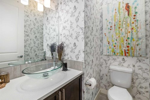 10 Cranbrook Hill Se, Calgary, AB - Indoor Photo Showing Bathroom