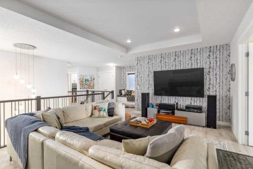 10 Cranbrook Hill Se, Calgary, AB - Indoor Photo Showing Living Room