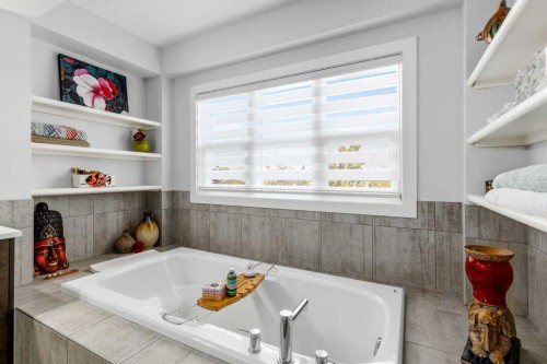 10 Cranbrook Hill Se, Calgary, AB - Indoor Photo Showing Bathroom