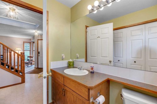 9526 21 Street Se, Calgary, AB - Indoor Photo Showing Bathroom