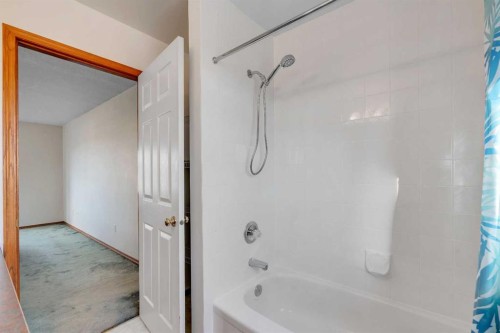 9526 21 Street Se, Calgary, AB - Indoor Photo Showing Bathroom