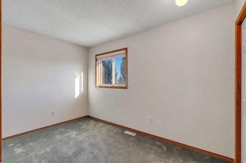 9526 21 Street Se, Calgary, AB - Indoor Photo Showing Other Room