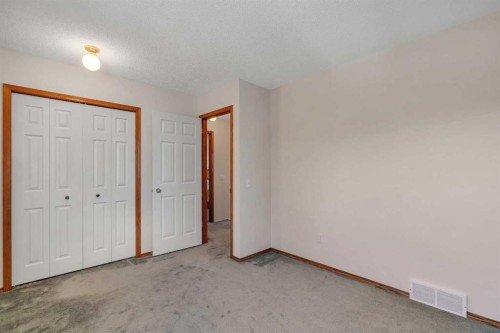 9526 21 Street Se, Calgary, AB - Indoor Photo Showing Other Room