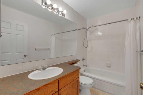 9526 21 Street Se, Calgary, AB - Indoor Photo Showing Bathroom