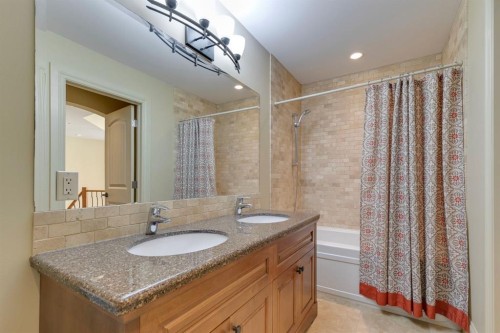 2609 7 Avenue Nw, Calgary, AB - Indoor Photo Showing Bathroom