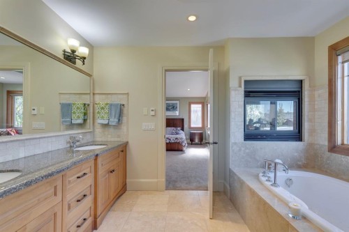 2609 7 Avenue Nw, Calgary, AB - Indoor Photo Showing Bathroom