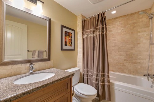 2609 7 Avenue Nw, Calgary, AB - Indoor Photo Showing Bathroom