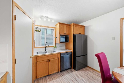 5 Greenview Way, Strathmore, AB - Indoor Photo Showing Kitchen With Double Sink