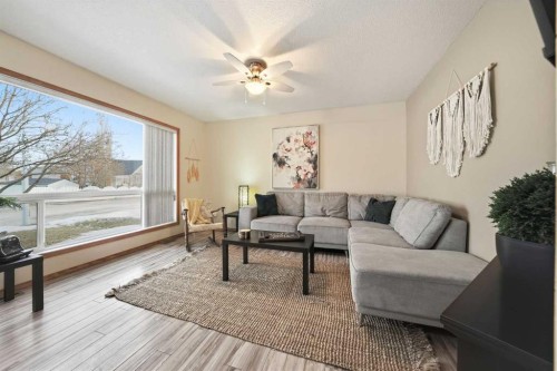 5 Greenview Way, Strathmore, AB - Indoor Photo Showing Living Room