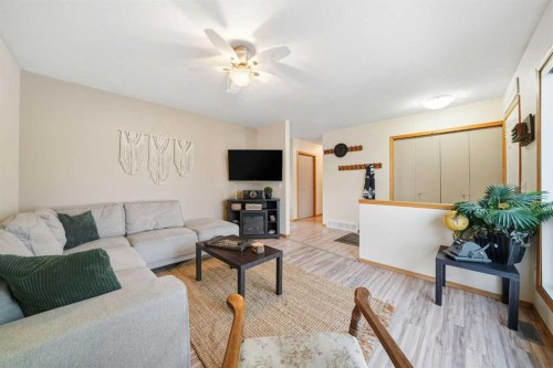 5 Greenview Way, Strathmore, AB - Indoor Photo Showing Living Room