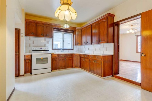 1747 2 Avenue Nw, Calgary, AB - Indoor Photo Showing Kitchen