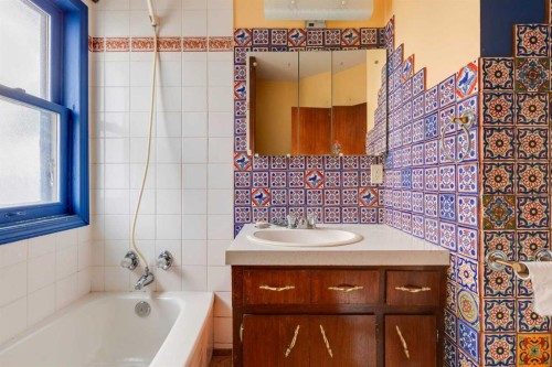 1747 2 Avenue Nw, Calgary, AB - Indoor Photo Showing Bathroom