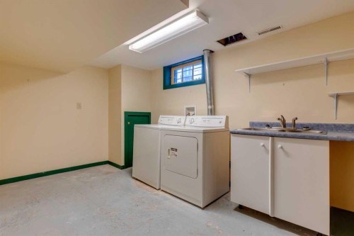 1747 2 Avenue Nw, Calgary, AB - Indoor Photo Showing Laundry Room