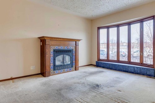 1747 2 Avenue Nw, Calgary, AB - Indoor Photo Showing Living Room With Fireplace