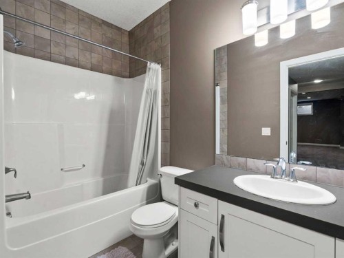 78 Auburn Glen Circle Se, Calgary, AB - Indoor Photo Showing Bathroom