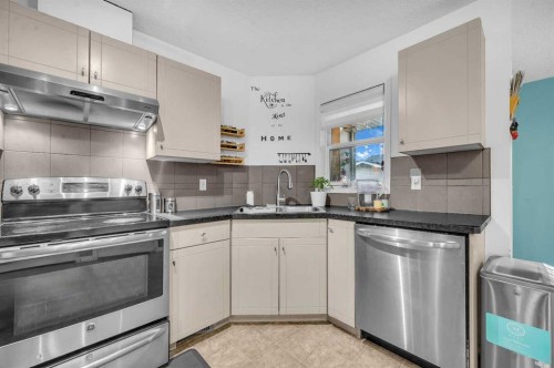 144 Saddlecrest Place Ne, Calgary, AB - Indoor Photo Showing Kitchen
