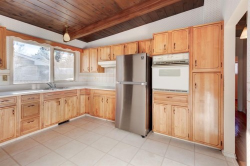 10211 5 Street Se, Calgary, AB - Indoor Photo Showing Kitchen