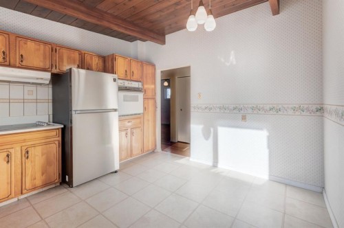 10211 5 Street Se, Calgary, AB - Indoor Photo Showing Kitchen