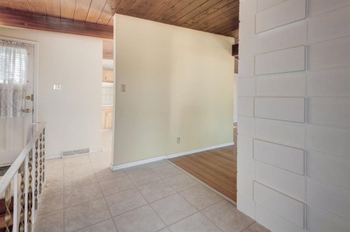 10211 5 Street Se, Calgary, AB - Indoor Photo Showing Other Room