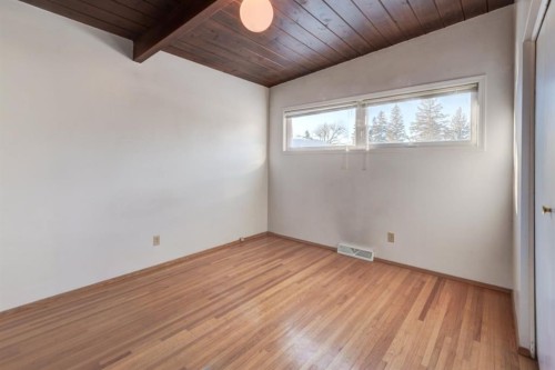 10211 5 Street Se, Calgary, AB - Indoor Photo Showing Other Room
