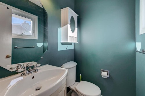 10211 5 Street Se, Calgary, AB - Indoor Photo Showing Bathroom