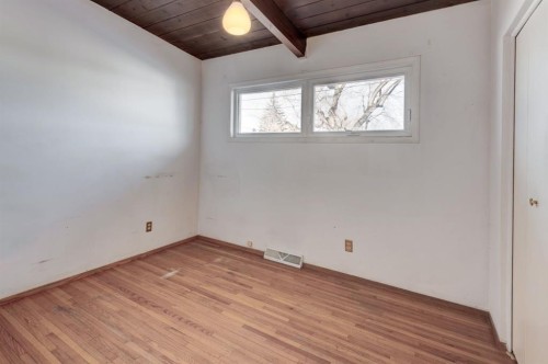 10211 5 Street Se, Calgary, AB - Indoor Photo Showing Other Room