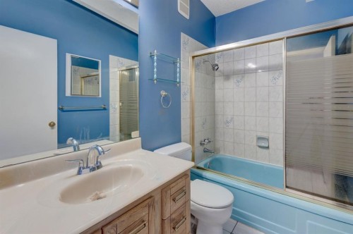 10211 5 Street Se, Calgary, AB - Indoor Photo Showing Bathroom