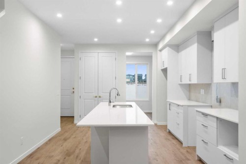 107 Royston Way Nw, Calgary, AB - Indoor Photo Showing Kitchen With Upgraded Kitchen