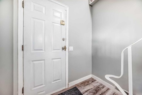 1201 53B Street Se, Calgary, AB - Indoor Photo Showing Other Room