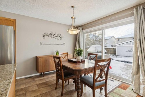 33 River Rock Crescent Se, Calgary, AB - Indoor Photo Showing Dining Room
