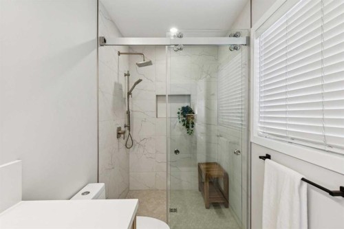 33 River Rock Crescent Se, Calgary, AB - Indoor Photo Showing Bathroom